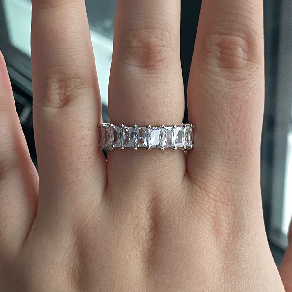 Rectangle cut diamond ring - Picture 2 of 2